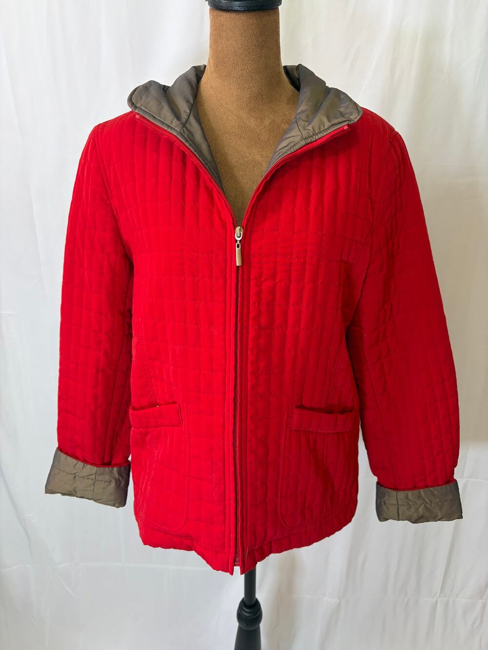 White Stag Womens Quilted Barn Jacket Small 4/6 Red Zip Front Taupe Trim Pockets